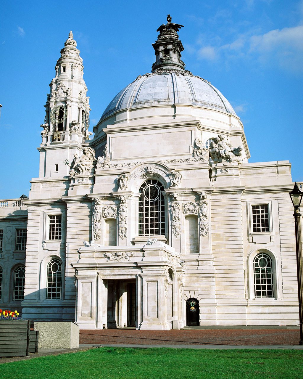 Delwedd o Neuadd y Ddinas